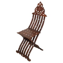Chaise pliante mauresque ancienne avec incrustations de nacre, originaire du Moyen-Orient