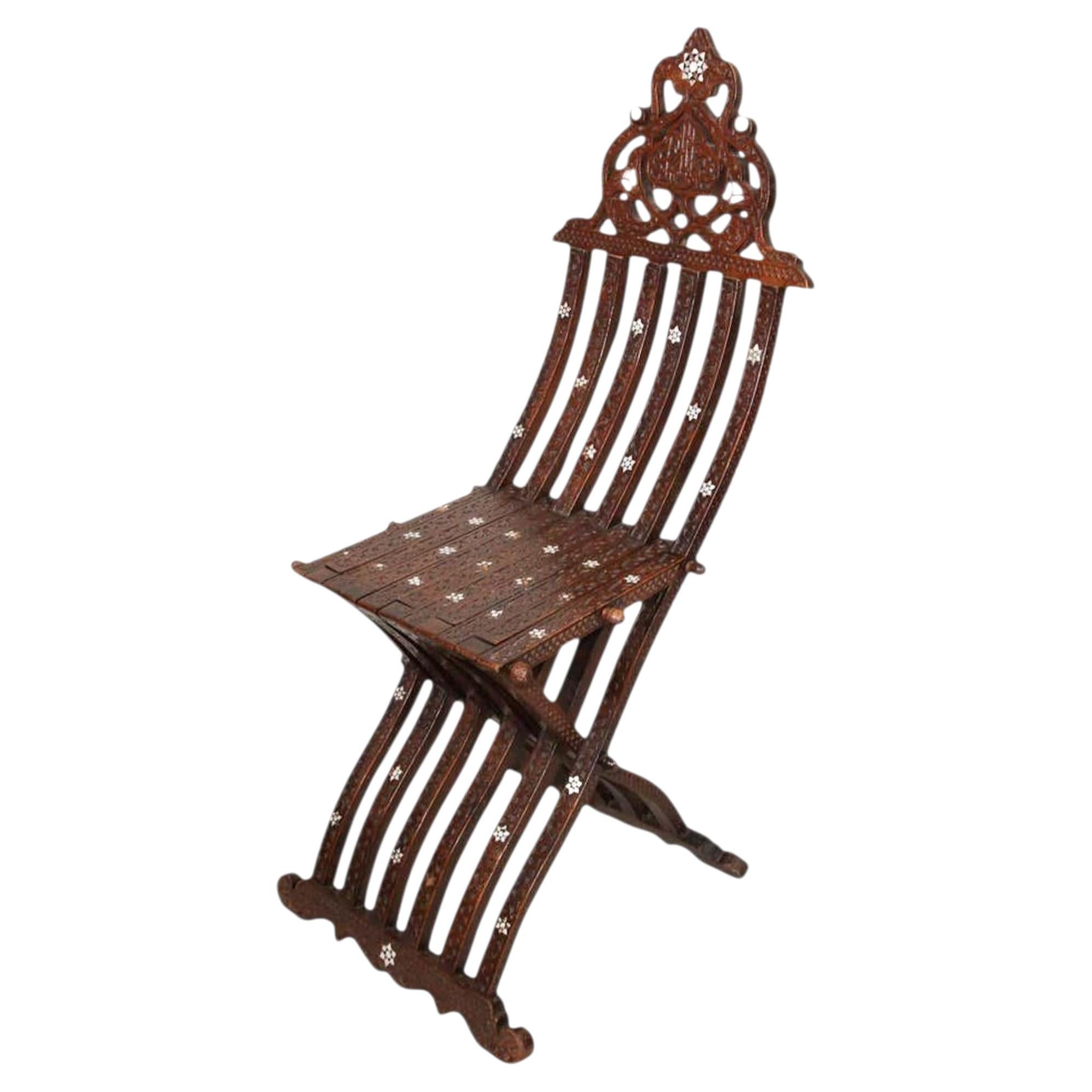 Silla plegable morisca del siglo XIX con incrustaciones de Oriente Medio