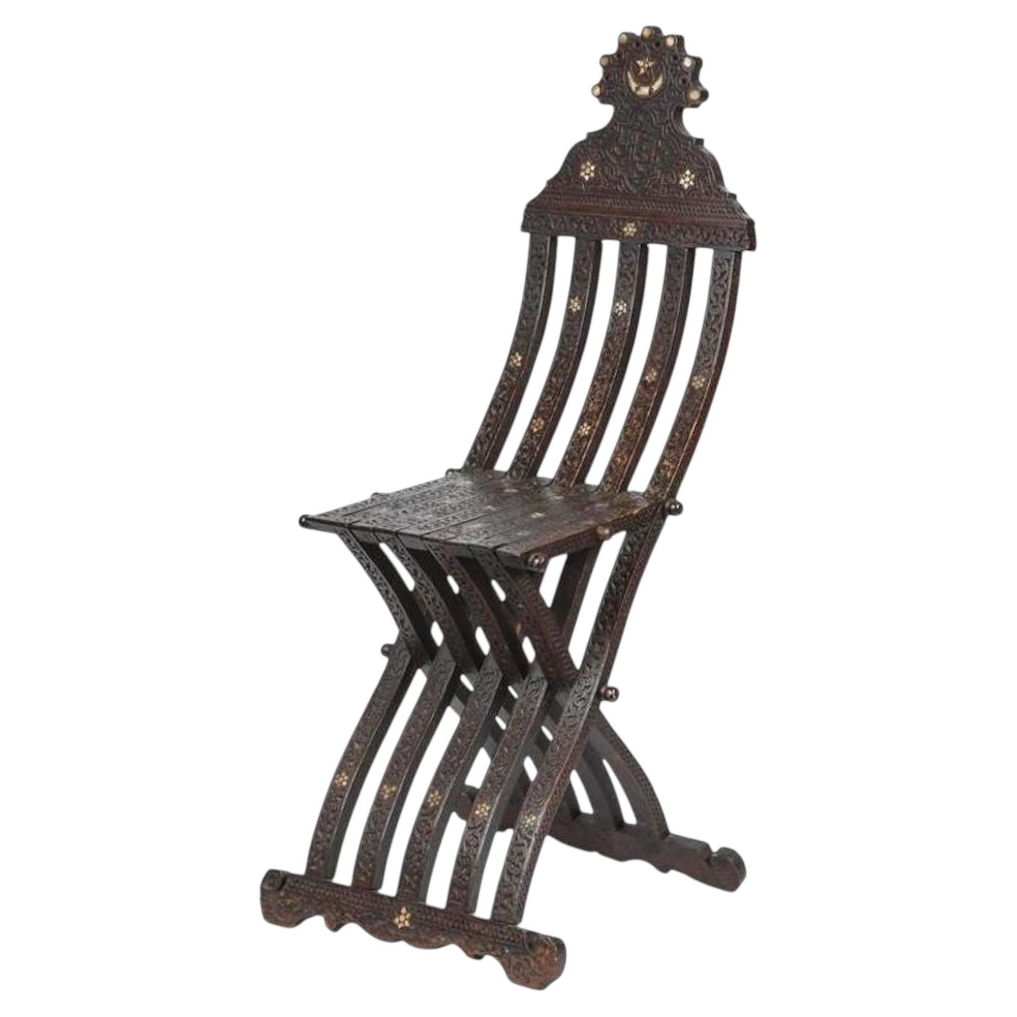 Silla plegable morisca del siglo XIX con incrustaciones de madera