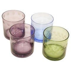 Set di quattro bicchieri vintage in cristallo colorato con design inciso