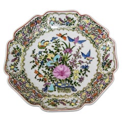 Plato de porcelana famille rose vintage con decoración de pájaros y flores pintados a mano