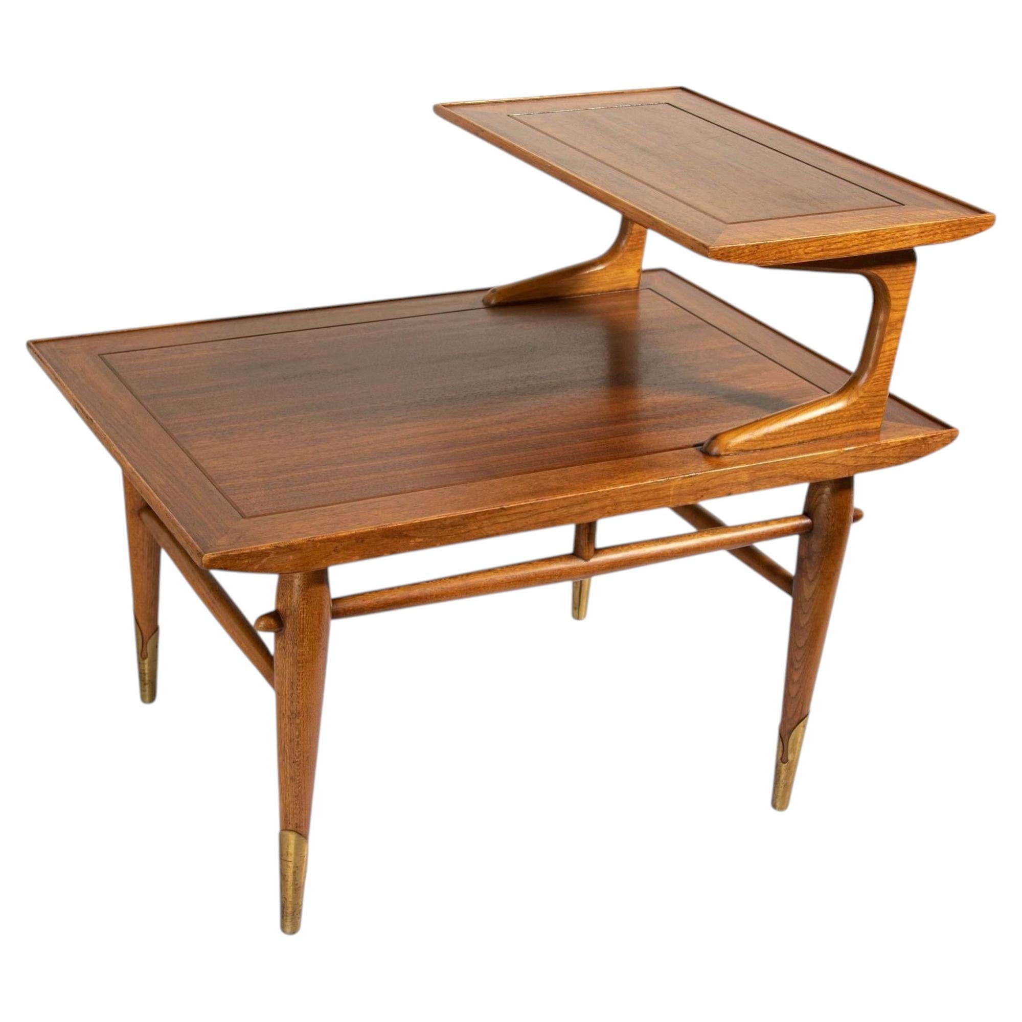 Mesa auxiliar de nogal de dos niveles Mid Century Modern de Lane Furniture, 1957