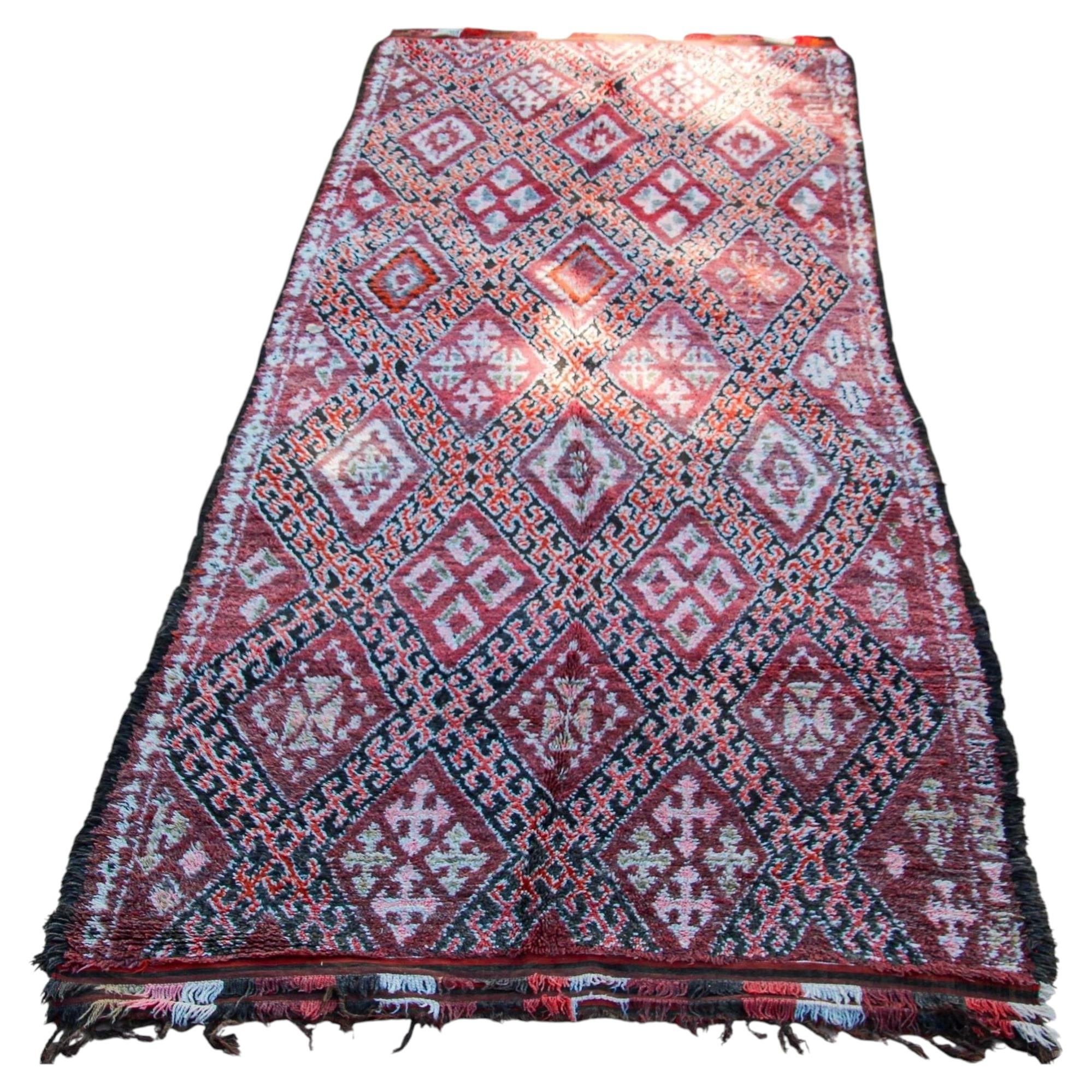 Tappeto berbero marocchino vintage degli anni ’60, realizzato dalle tribù berbere, in lana tessuta a mano in vendita