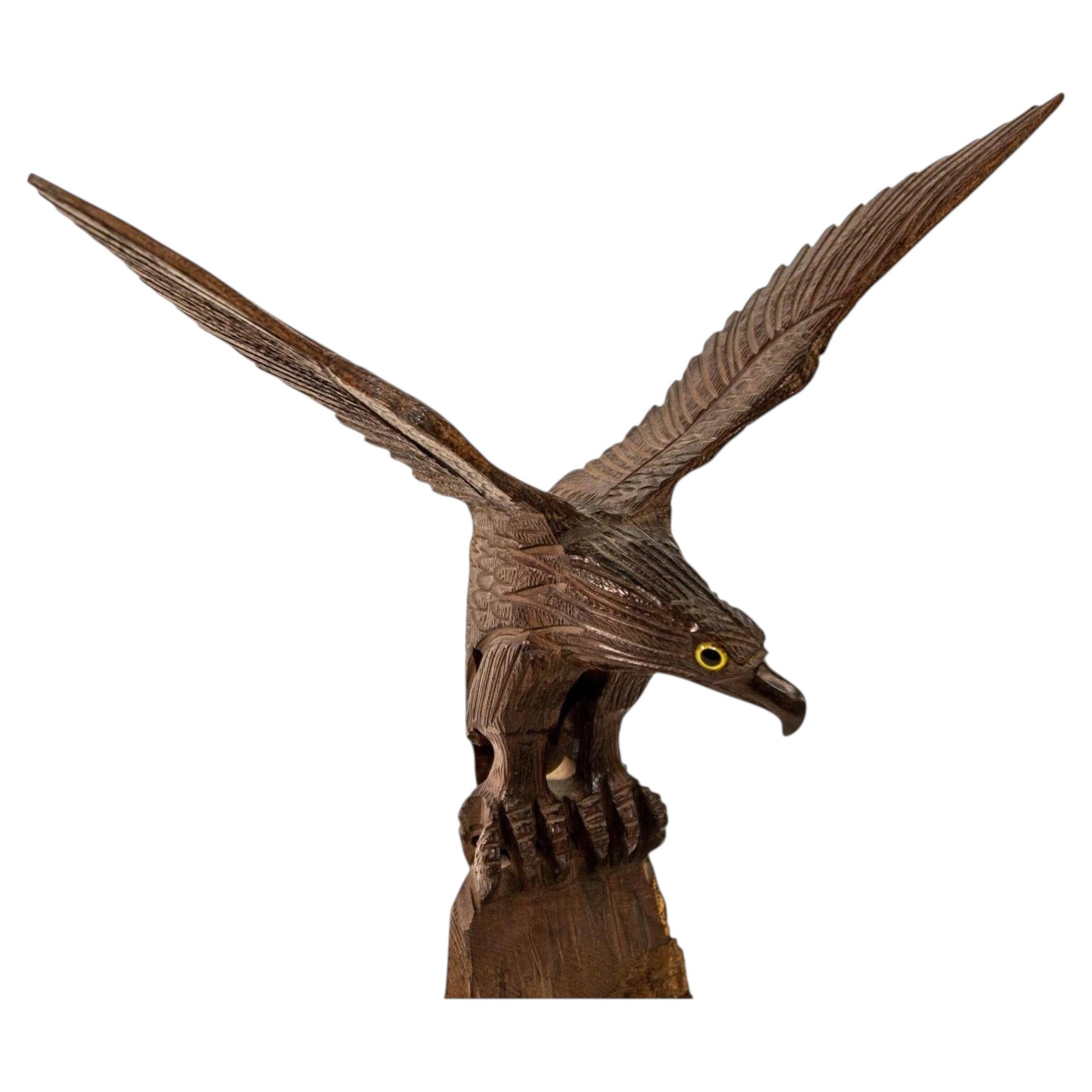 Scultura d'arte dell'aquila calva americana del 1960, di grandi dimensioni intagliata a mano in ferro e legno