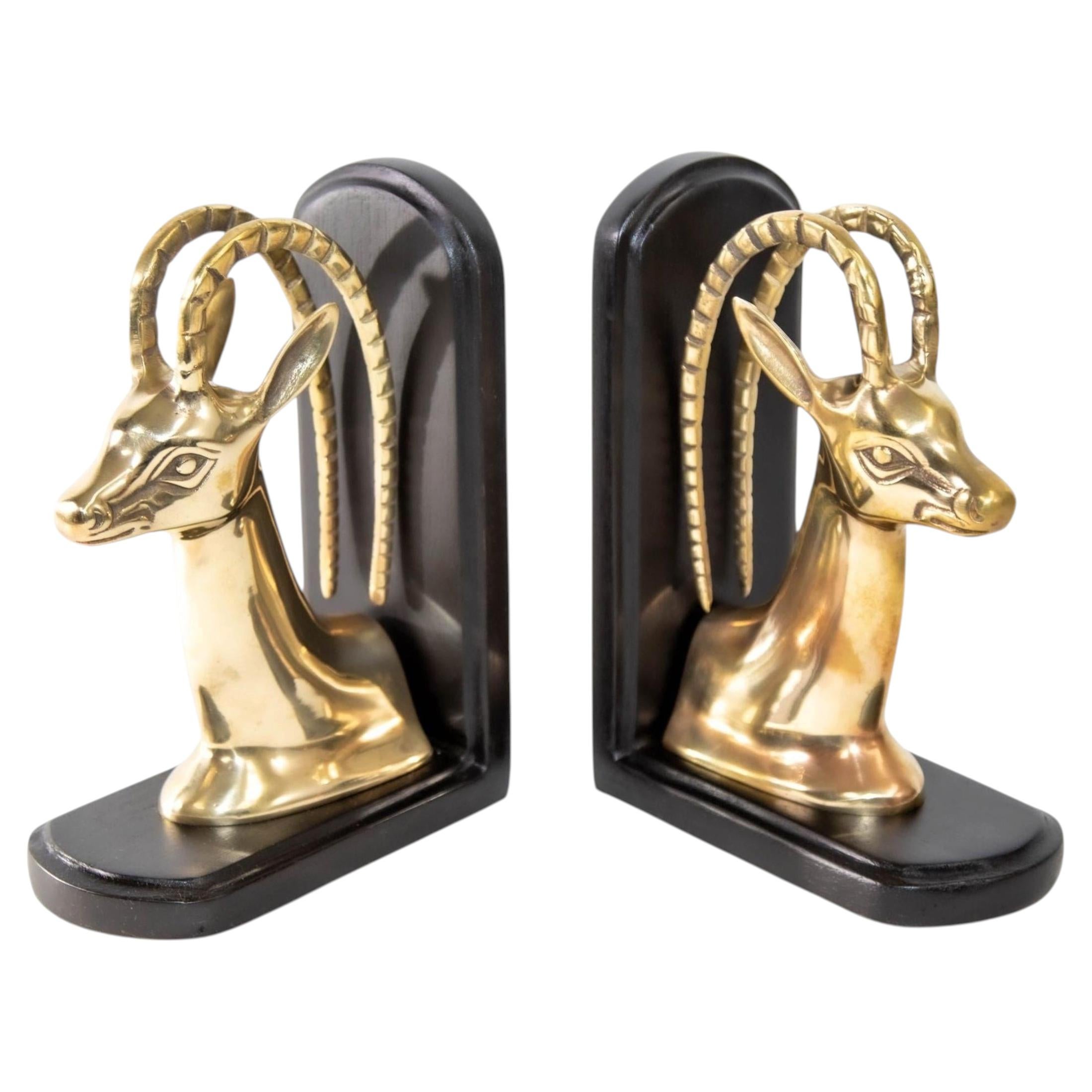 Paar Art-Déco-Revival-Buchstützen aus poliertem Messing mit Gazelle-Montierung, 1950er Jahre