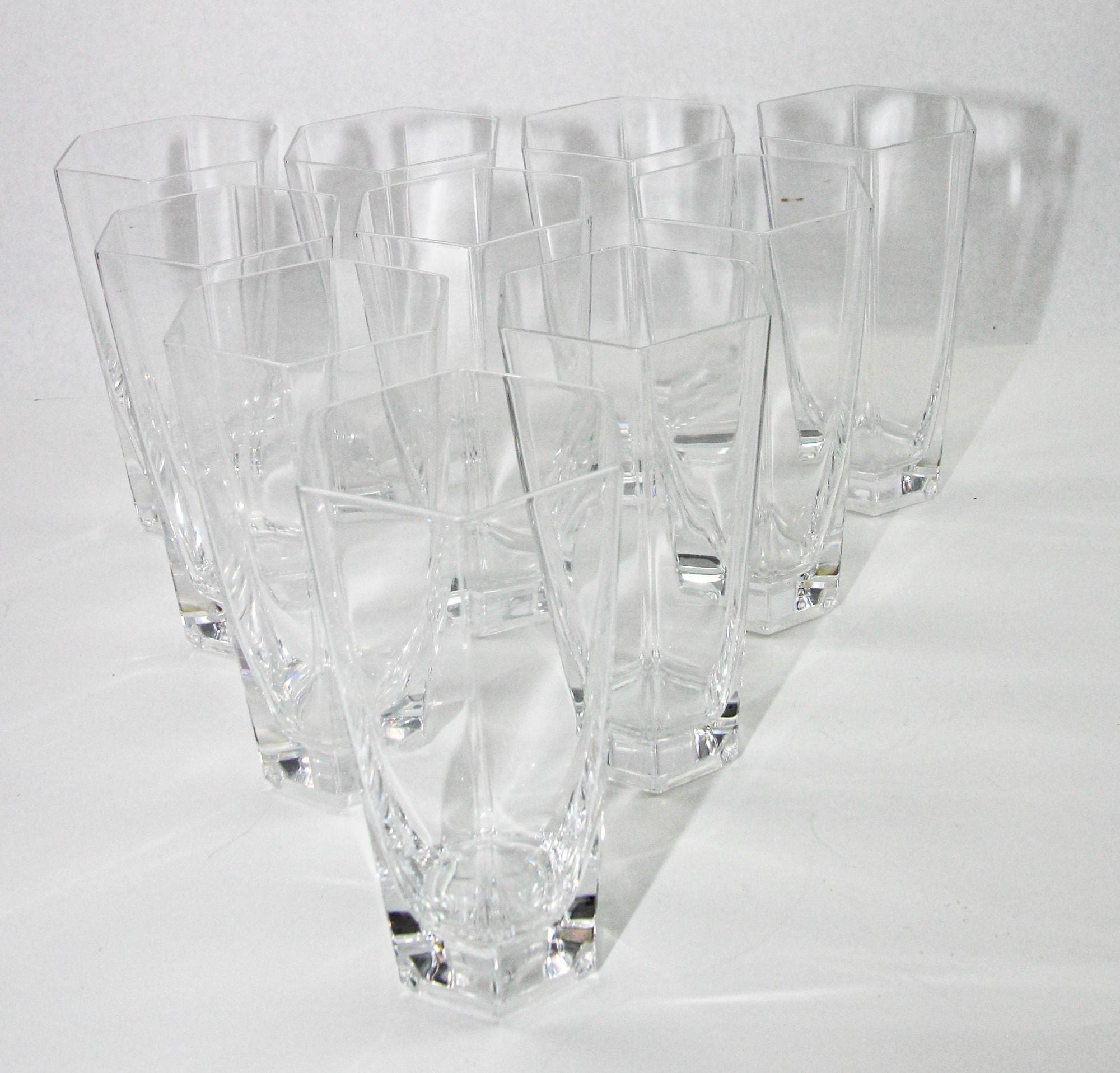 Sehr selten zu findender Satz von acht exquisiten Highball-Trinkgläsern aus Kristall von Tiffany & Co., inspiriert von der architektonischen Brillanz von Frank Lloyd Wright (Amerikaner, 1867 - 1959). 
Jedes Glas dieser Kollektion wurde um 1986