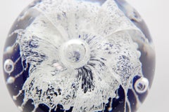 Papierbeschwerer aus geblasenem Kunstglas mit blauer und weißer Blume
