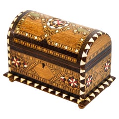 Coffret à bijoux en marqueterie de bois mauresque d'Espagne à couvercle arqué