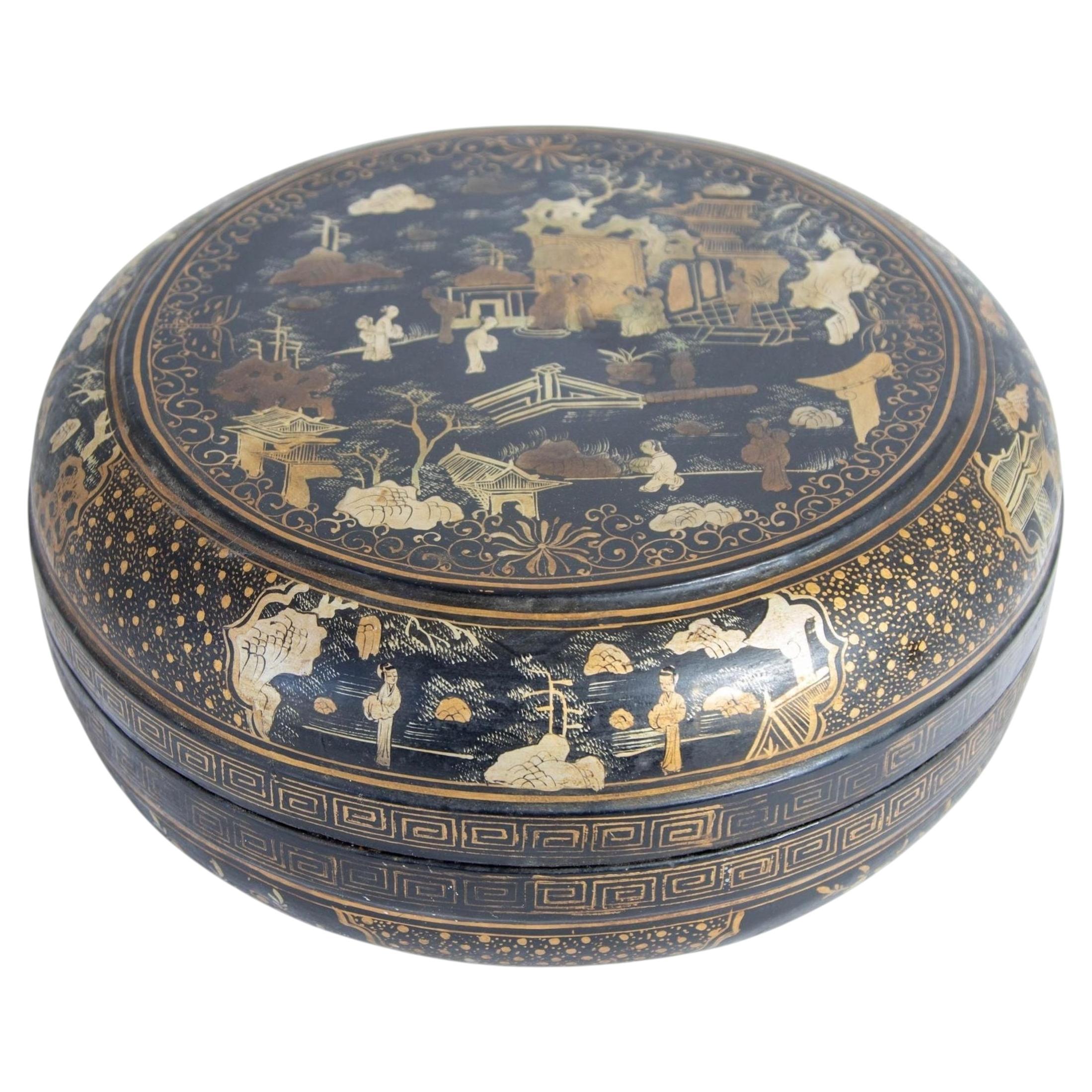 Grande boîte ronde d'exportation chinoise, laquée noir et peinte en doré, 1950