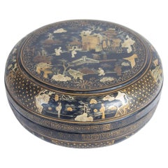 Grande scatola rotonda cinese d'esportazione laccata nera e dipinta d'oro del 1950