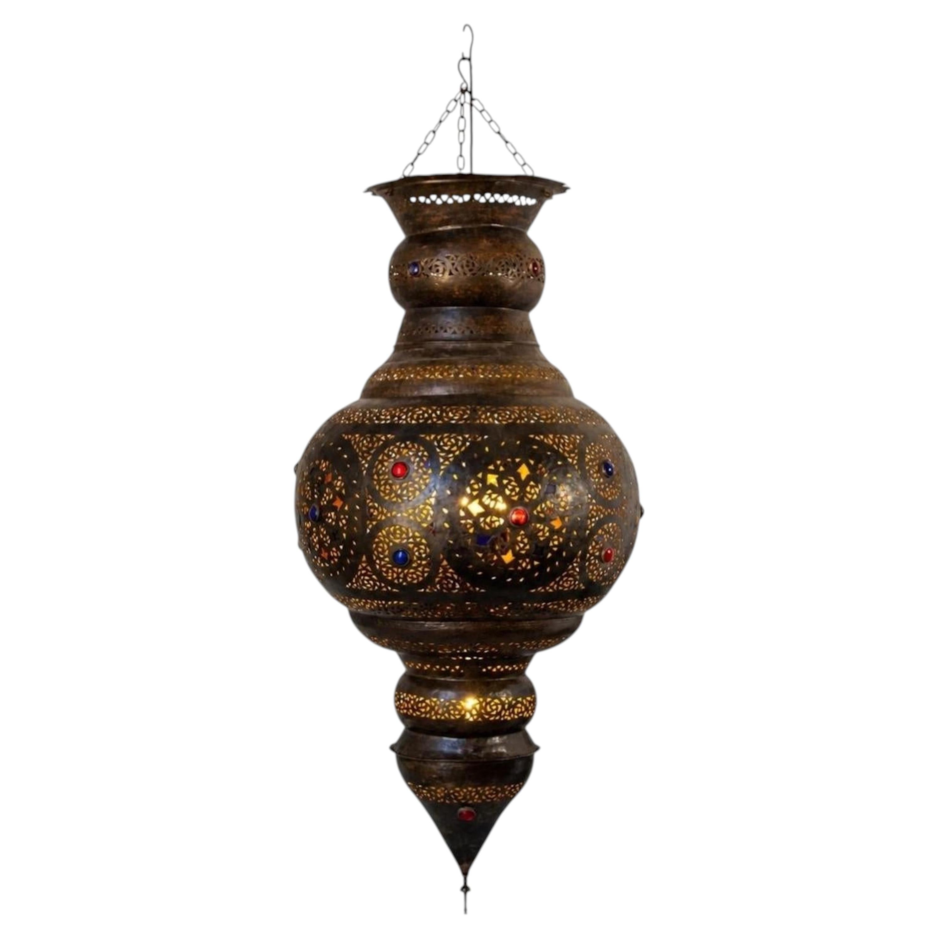 Lustre marocain à la patine bronze, motif mauresque martelé à la main, 1940 en vente