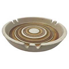 Posacenere rotondo in ceramica di metà secolo fatto a mano firmato da Sascha Brastoff