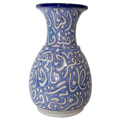 Vaso marocchino in ceramica smaltata con scritta araba blu di Fez, Marocco
