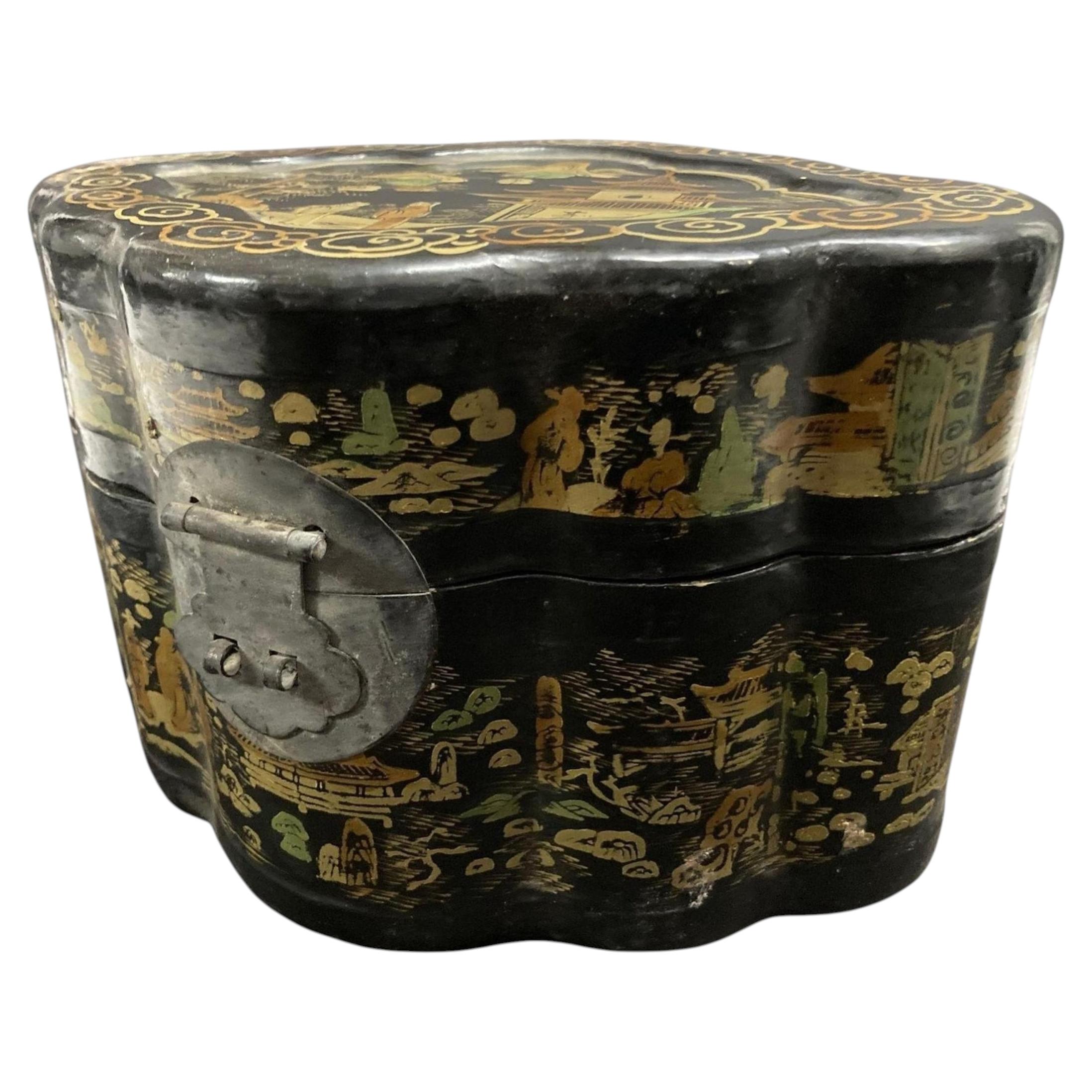 Boîte octogonale chinoise orientale laquée noire, peinte et dorée, années 1940 en vente