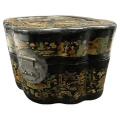 Caja china oriental octogonal lacada en negro y pintada en dorado Década de 1940