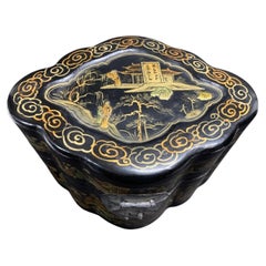 Boîte chinoise asiatique laquée noire et peinte en dorure, années 1940