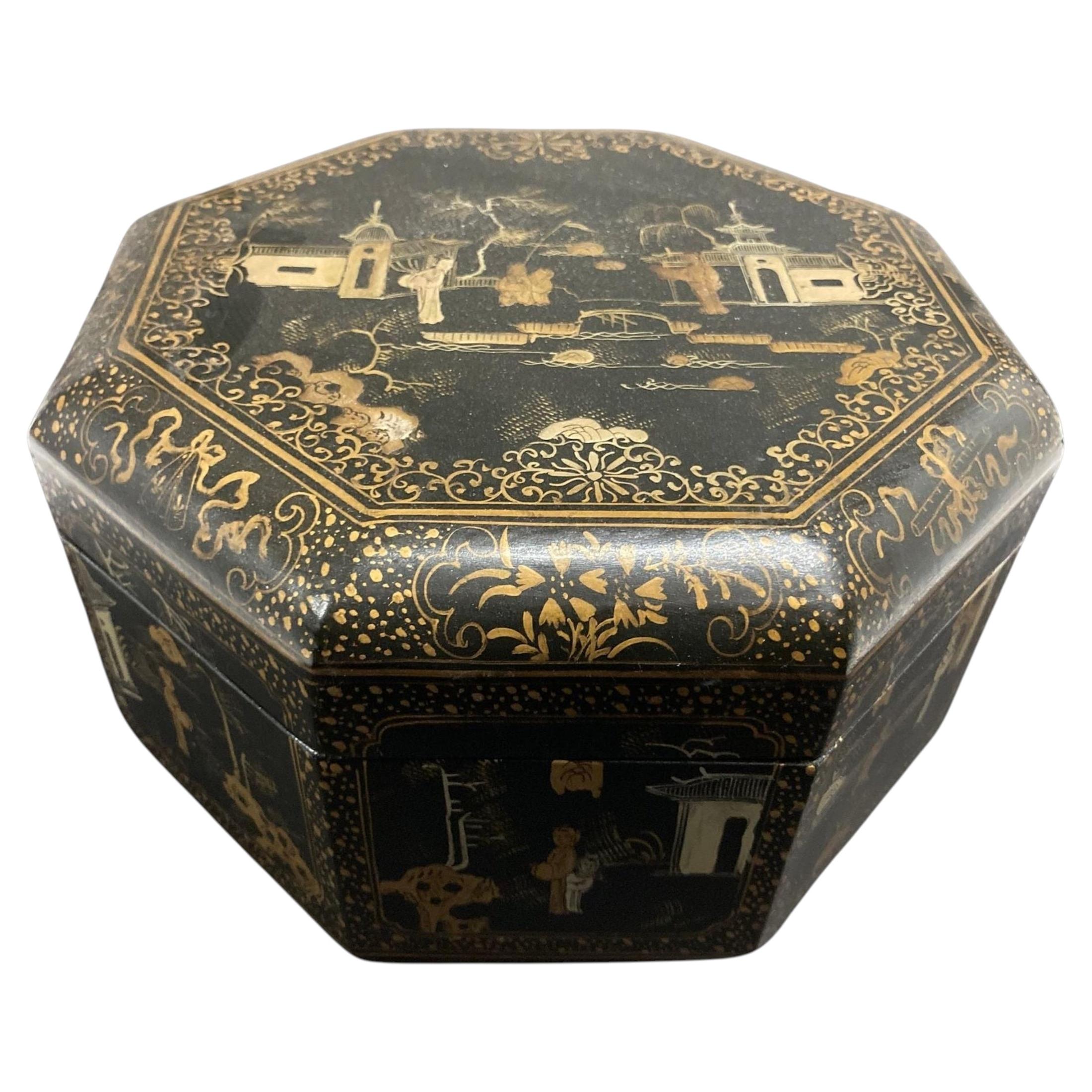 Grande boîte à thé chinoise laquée noire et dorée peinte à la main, années 1940 en vente