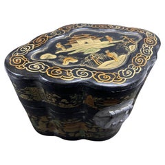 Scatola antica cinese da esportazione, laccata di nero e decorata con motivi dorati, stile anni ’40