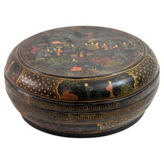 Große runde chinesische Exportschachtel, schwarz lackiert, vergoldet und lackiert, bemalt, mit Deckel, 1950er Jahre