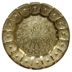 Vassoio marocchino in ottone Vintage Moorish Islamic Metalwork 12 in. Diametro anni '50