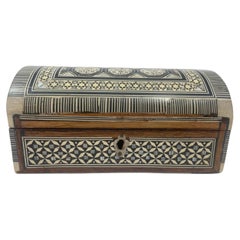 Joyero morisco vintage de mosaico blanco con incrustaciones de concha