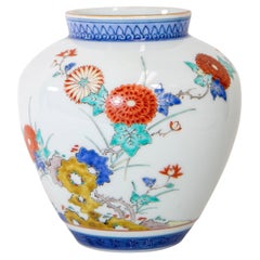 Signierte japanische Arita Kakiemon-Vase mit Blumenmuster, 1950er Jahre