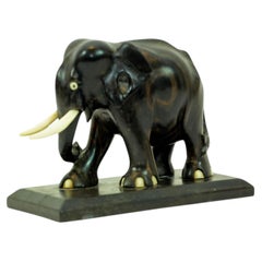 Sculpture ancienne en bois d'ébène sculptée à la main par un éléphant indien sur Stand