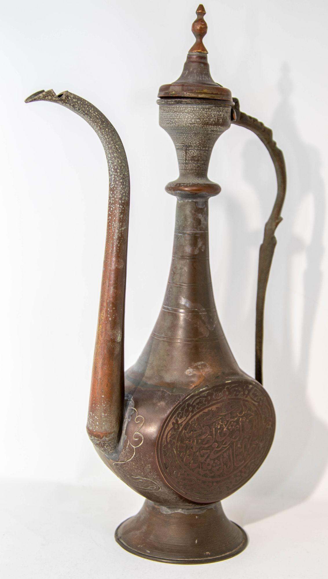 Antike islamische nahöstliche Qajar persische Kupferkanne 19. Jahrhundert.
Seltenes antikes Stück in Museumsqualität aus dem frühen 19. Jahrhundert, handgeschmiedeter Krug aus verzinntem Kupfer mit Deckelabdeckung.
Fein graviert und geätzt mit