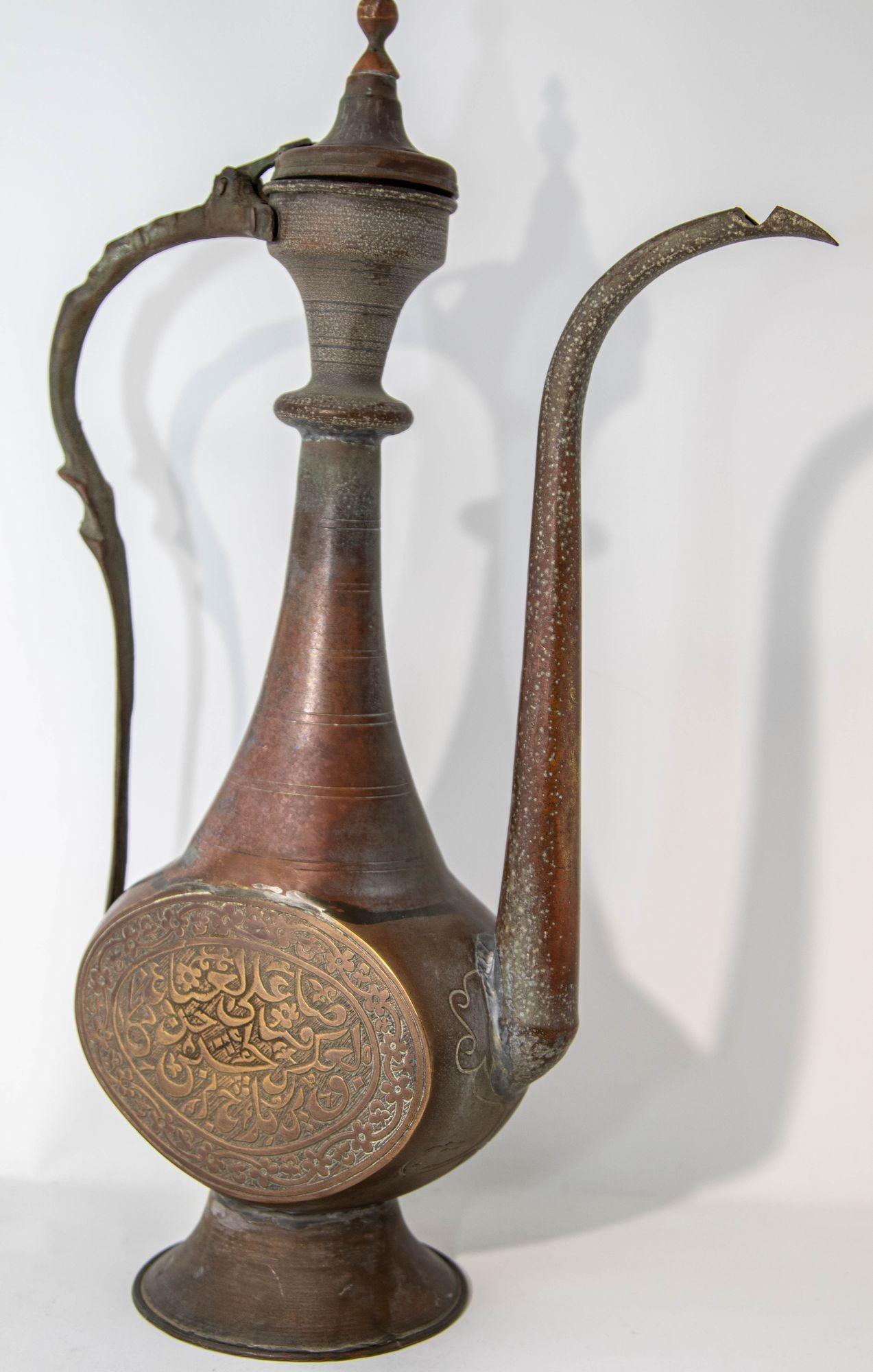 Antike islamische Qajar-Persische Kupferkanne aus dem Nahen Osten des 19. Jahrhunderts, antik im Angebot 8