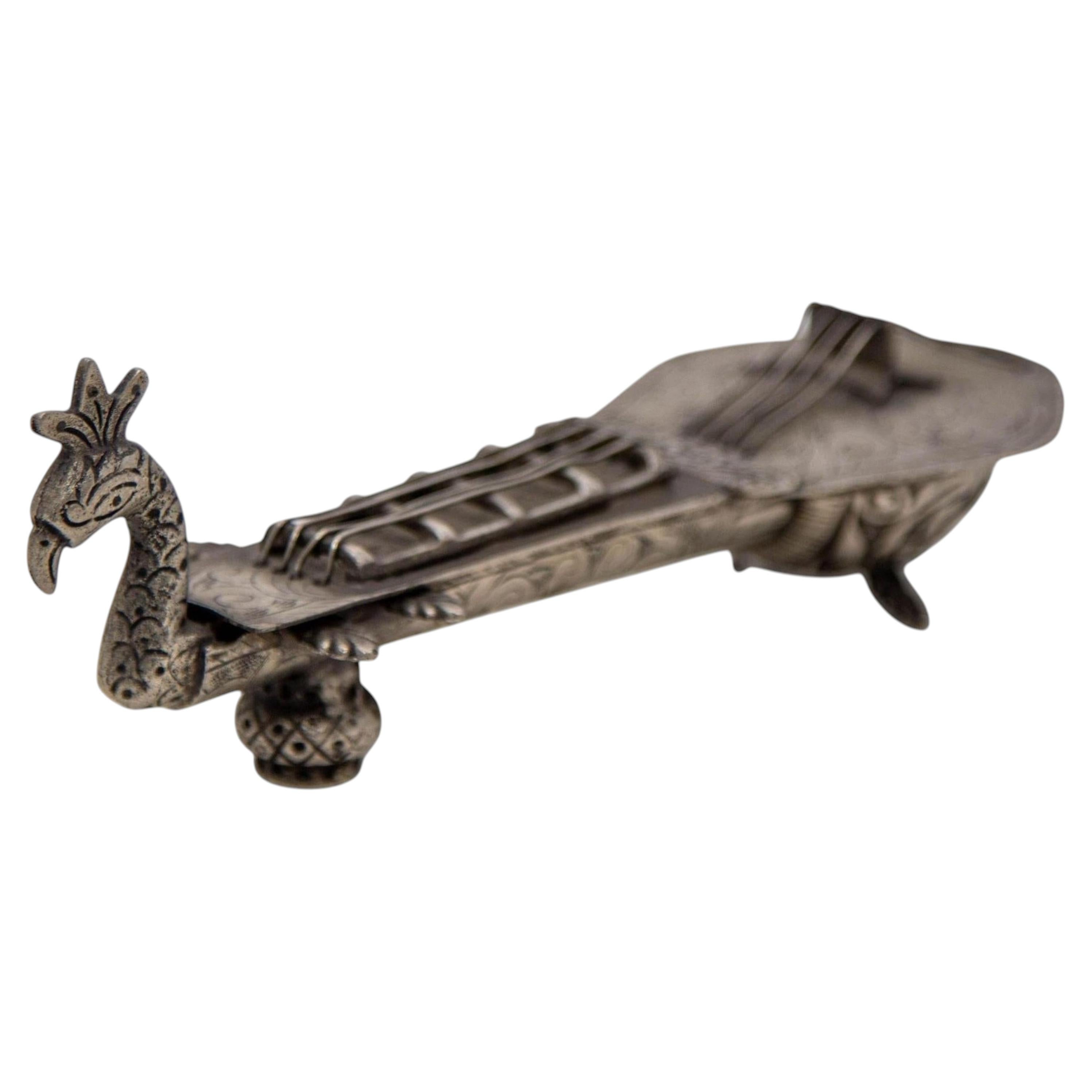 Boîte en métal argenté asiatique sculptée à la main en forme de paon Sitar Veena, 1950 en vente