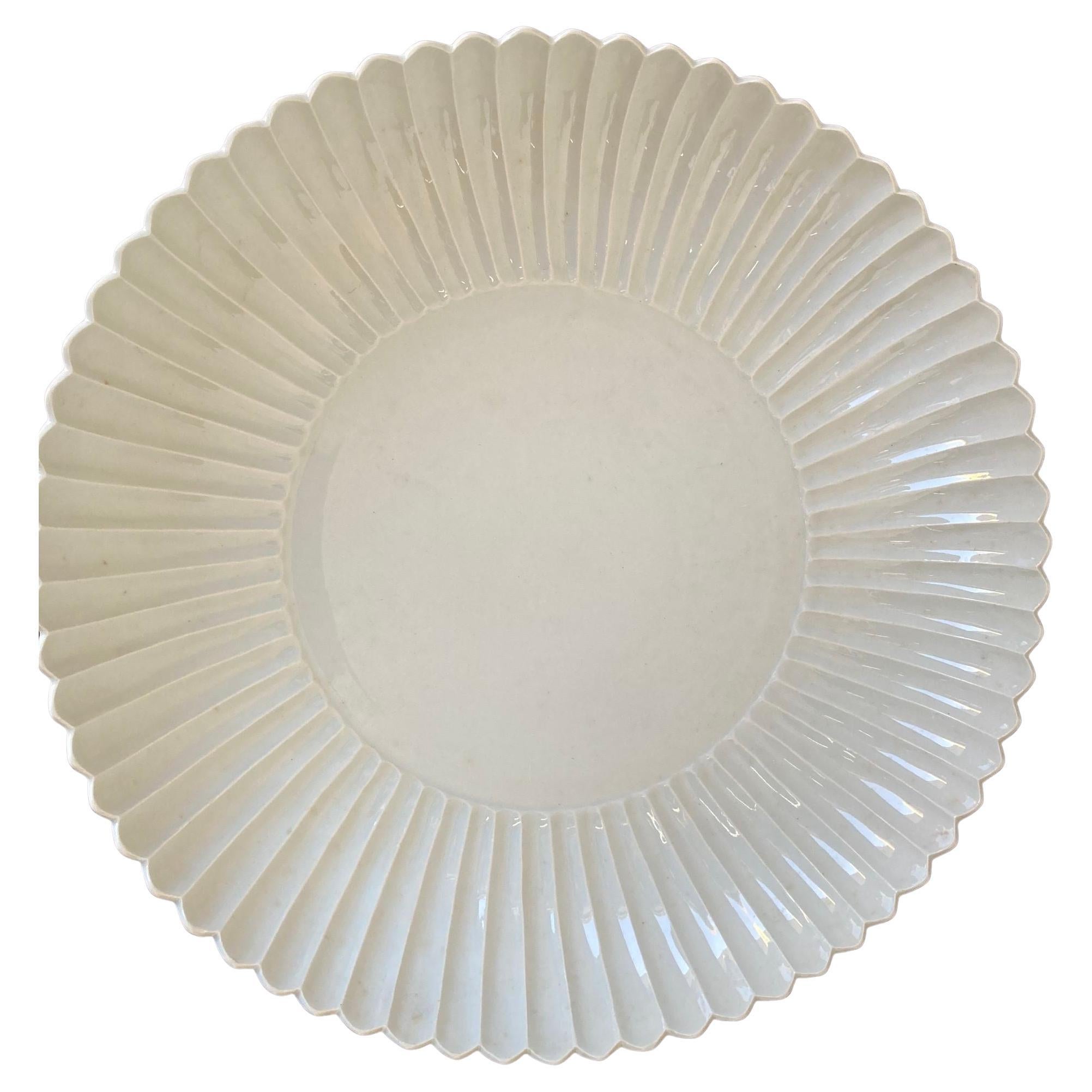 Chinesische asiatische weiße Keramik-Plattenschale mit Wellenschliff, groß, schwer, 17 Zoll. T