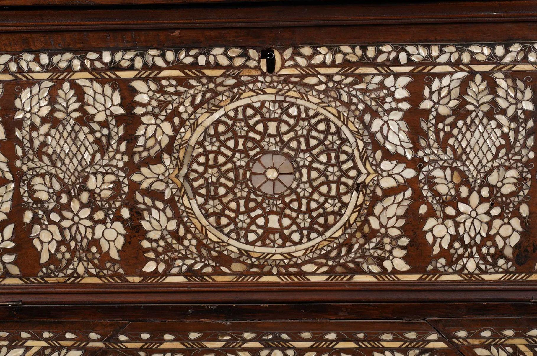Malle de mariage syrienne ancienne en nacre incrustée 2