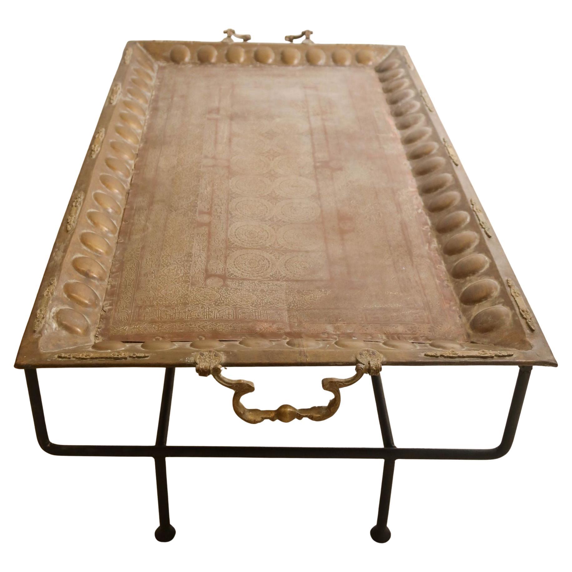 Antiker islamischer Mughal- rechteckiger Kupfer-Metalltablett-Tisch (Handgefertigt) im Angebot
