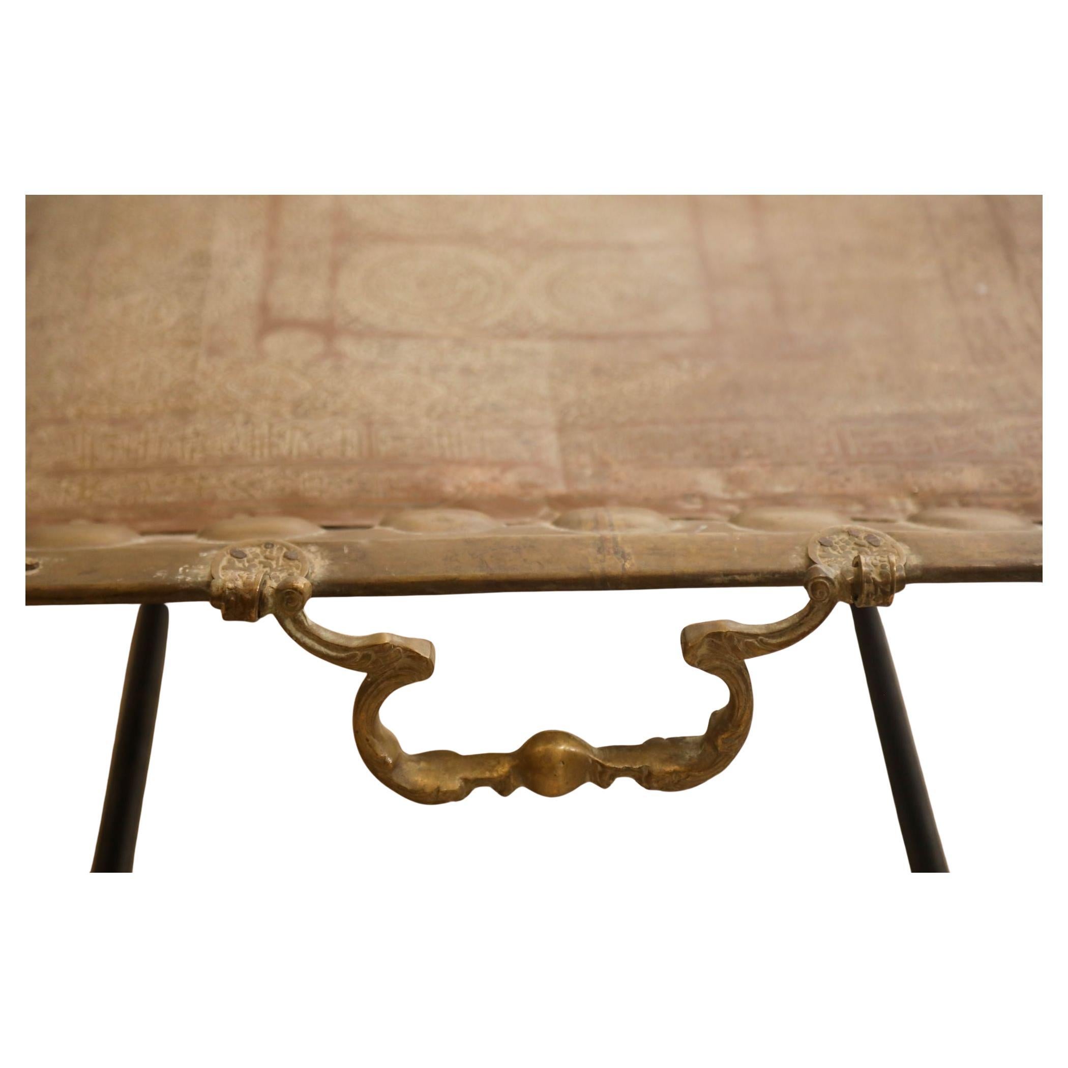 Antiker islamischer Mughal- rechteckiger Kupfer-Metalltablett-Tisch (Indisch) im Angebot