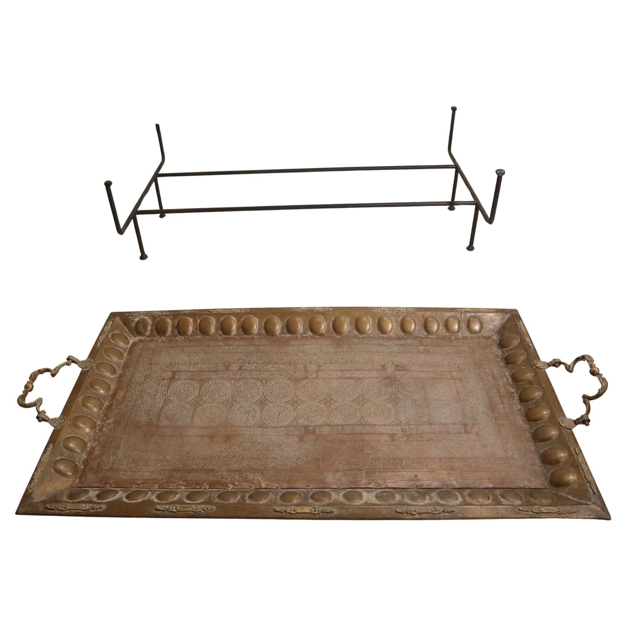 Antiker islamischer Mughal- rechteckiger Kupfer-Metalltablett-Tisch (Islamisch) im Angebot