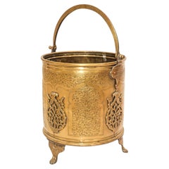 Giardinière marocchina antica in ottone inciso in stile moresco, con piedini e manico