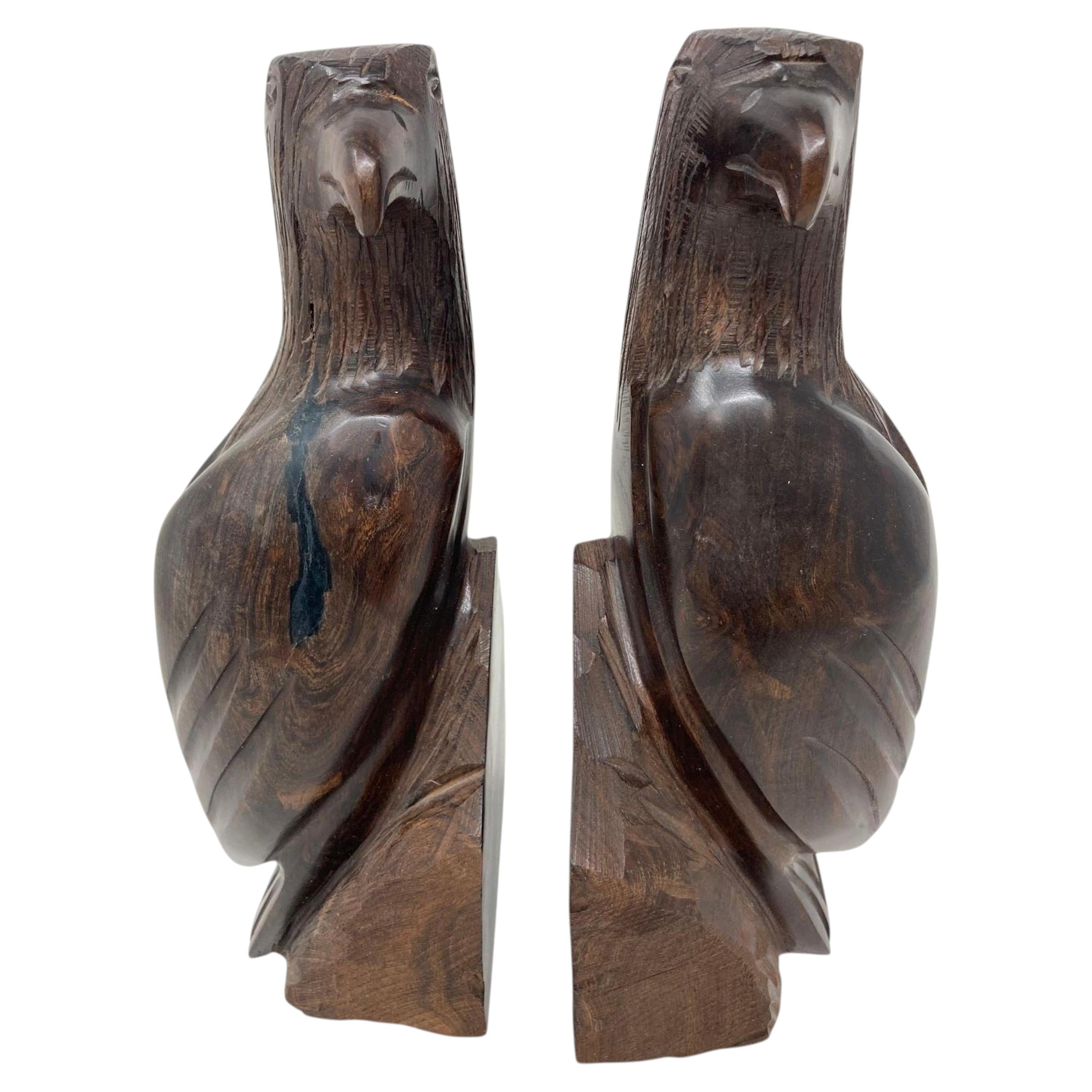 Sujetalibros de madera de hierro seriada tallada a mano American Eagle 1960