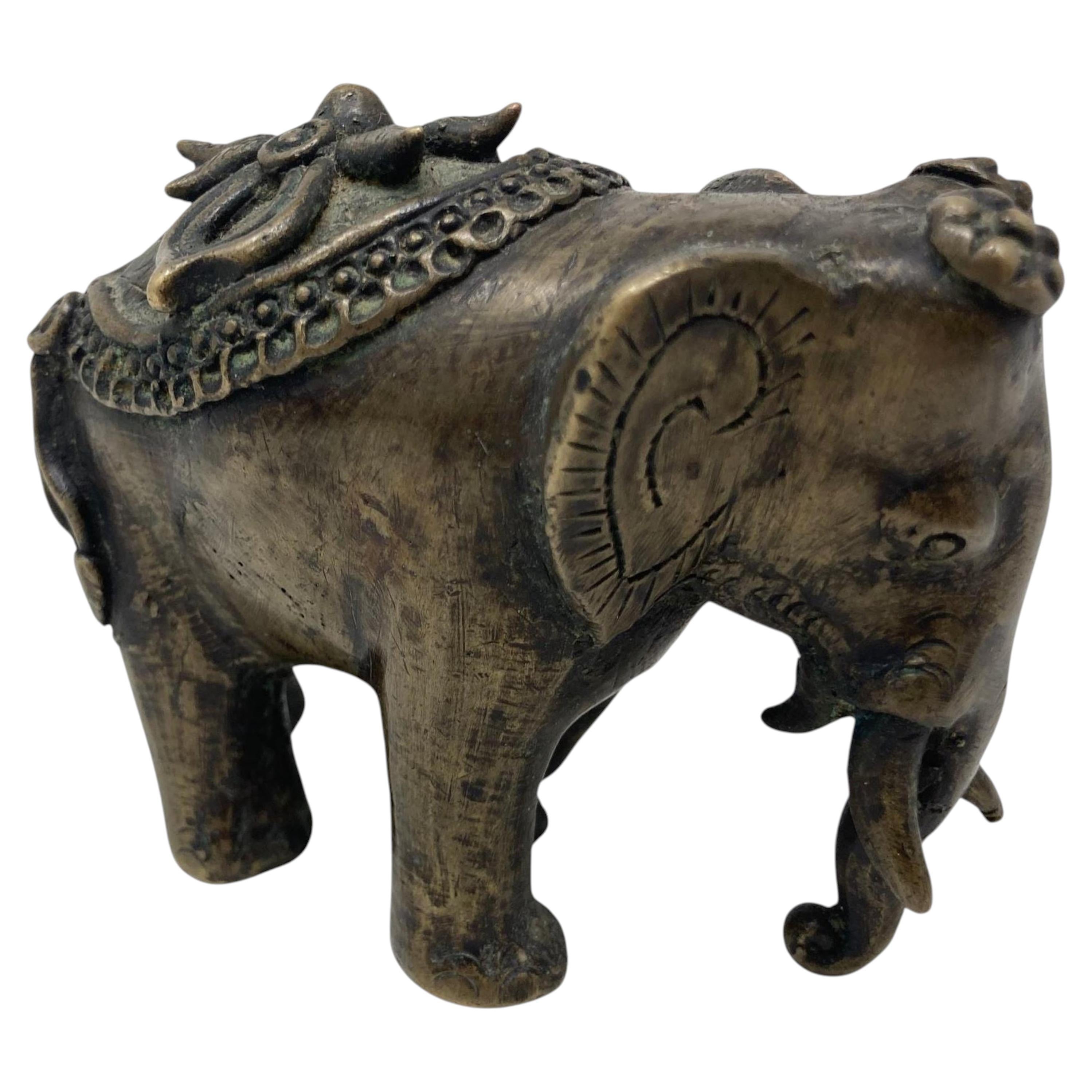 Antigua estatua asiática de bronce en forma de elefante s. XIX