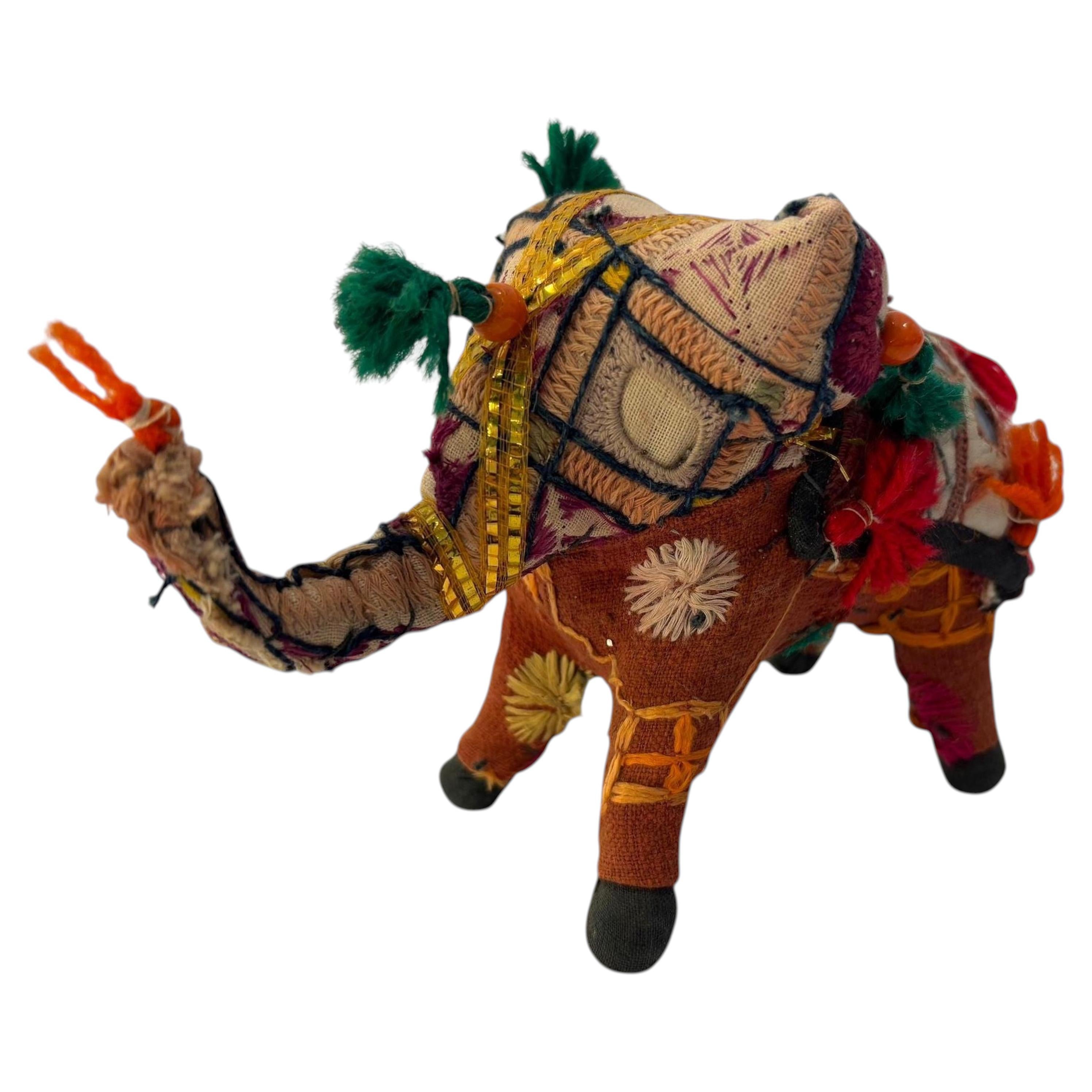 Elefante ricamato d'epoca in cotone imbottito dall'India degli anni '50