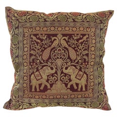 Coussin décoré d'éléphants et de paons de l'Inde