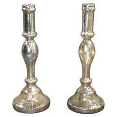 Paire de chandeliers argentés en verre mercuré