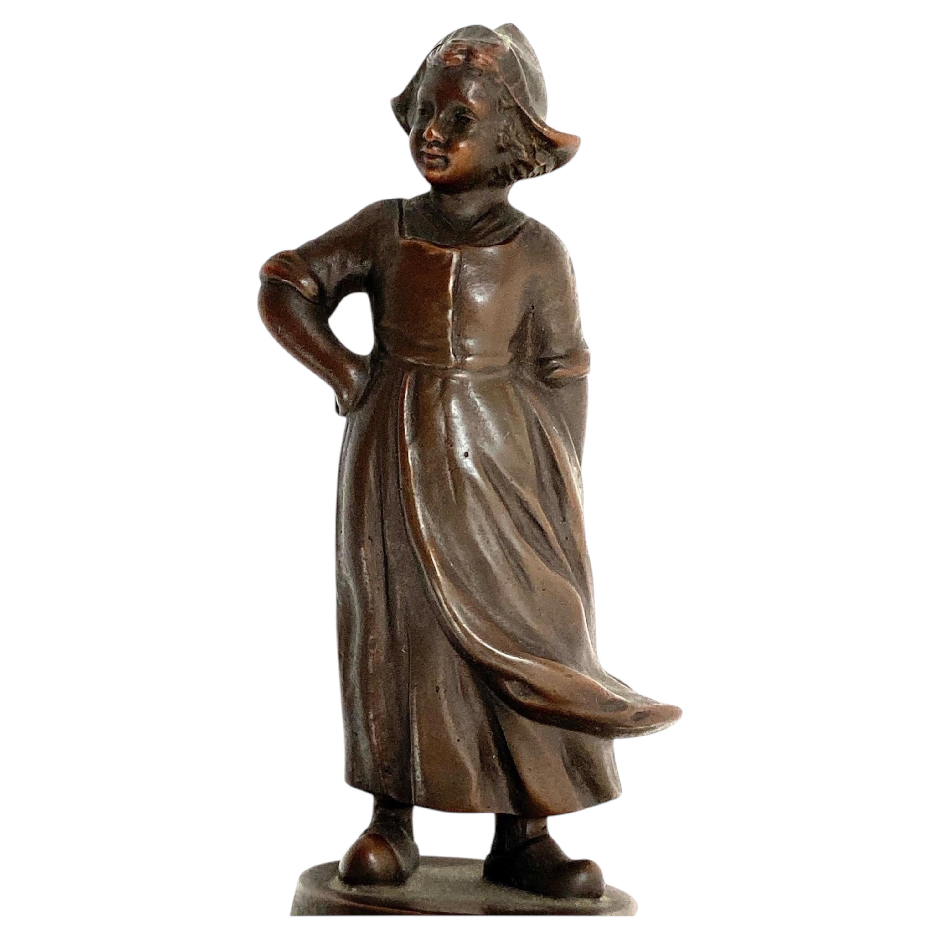 Antigua figura vienesa de bronce de una niña holandesa Circa 1920 Estilo Johann Pilar