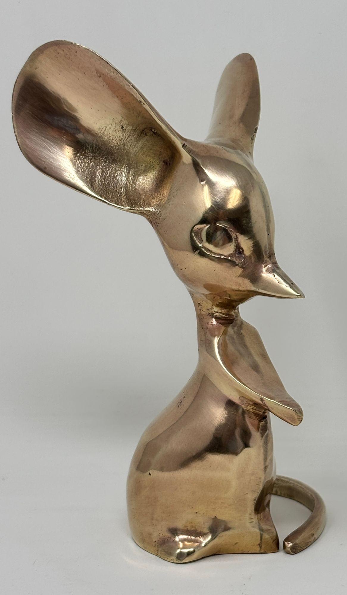 Mouse in ottone della metà del XX secolo.
Il bellissimo topo vintage in ottone fuso è caratterizzato da orecchie oversize e linee ampie che conferiscono alla statuetta un grande stile.
Perfetto per aggiungere dimensione a qualsiasi tavolo, libreria