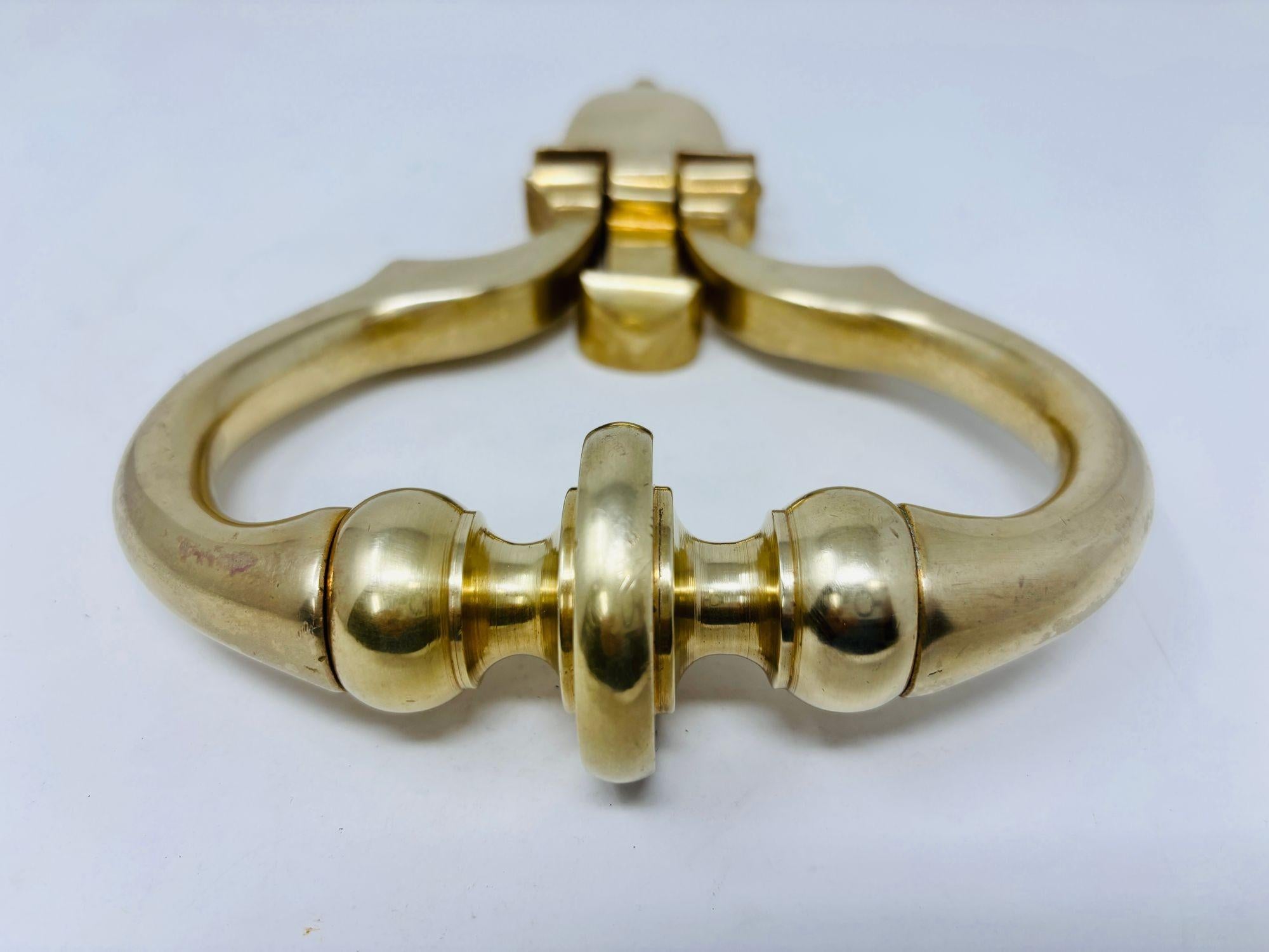 1940s Georgian Style Solid Polished Brass Door Knocker In Good Condition For Sale In North Hollywood, CA
