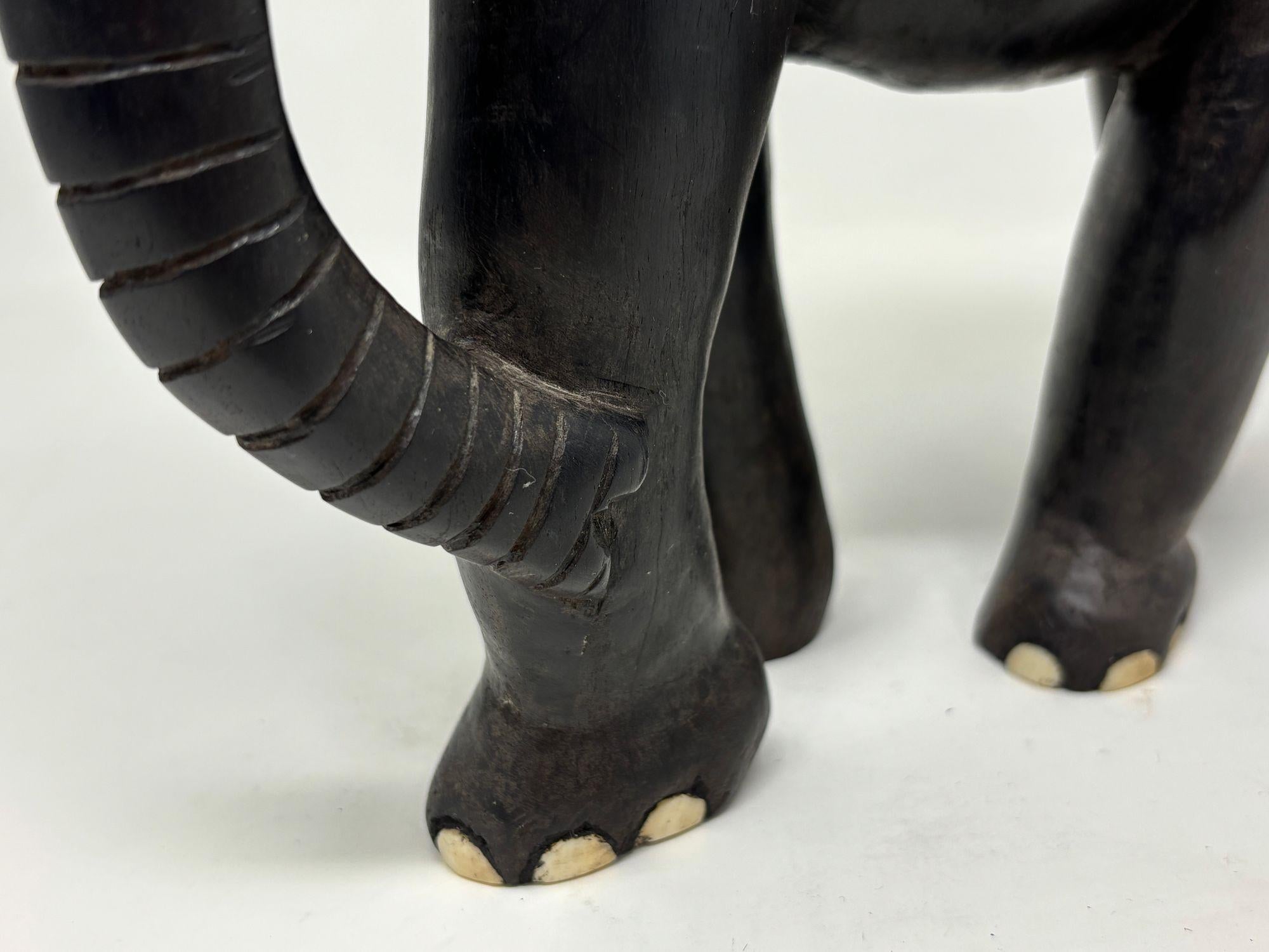 Elefante africano in legno di ebano intagliato a mano.
Scultura di elefante africano della metà del XX secolo intagliata a mano in legno massiccio di ebano
Scultura di elefante africano intagliata a mano, realizzata in legno massiccio di ebano,