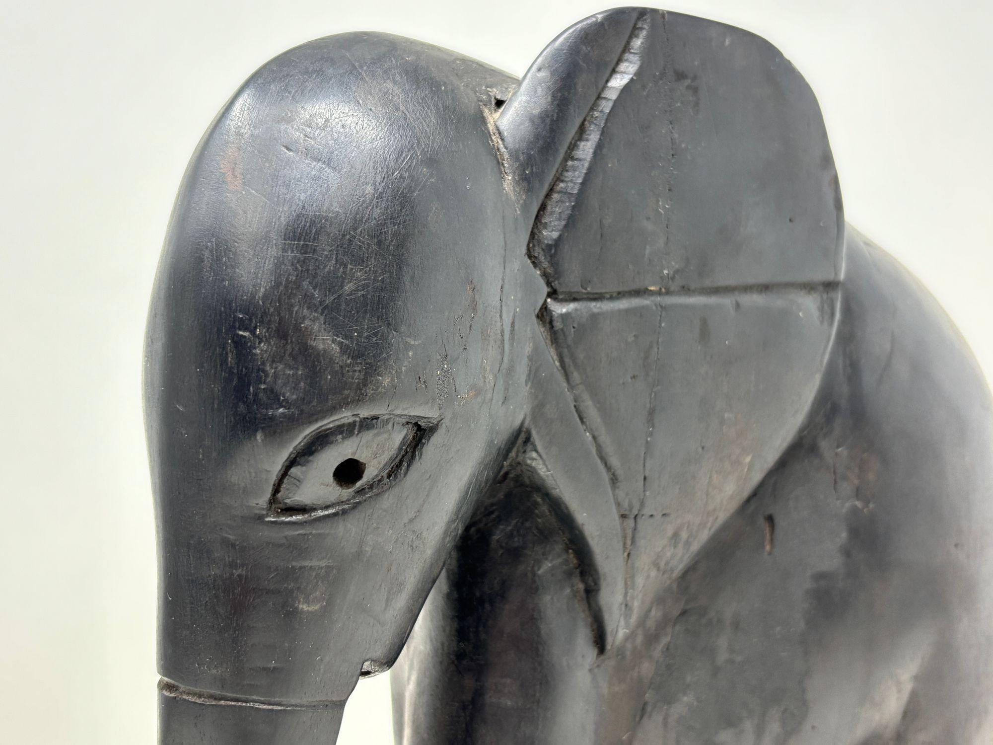 Arte popolare Elefante africano scolpito a mano in legno di ebano in vendita