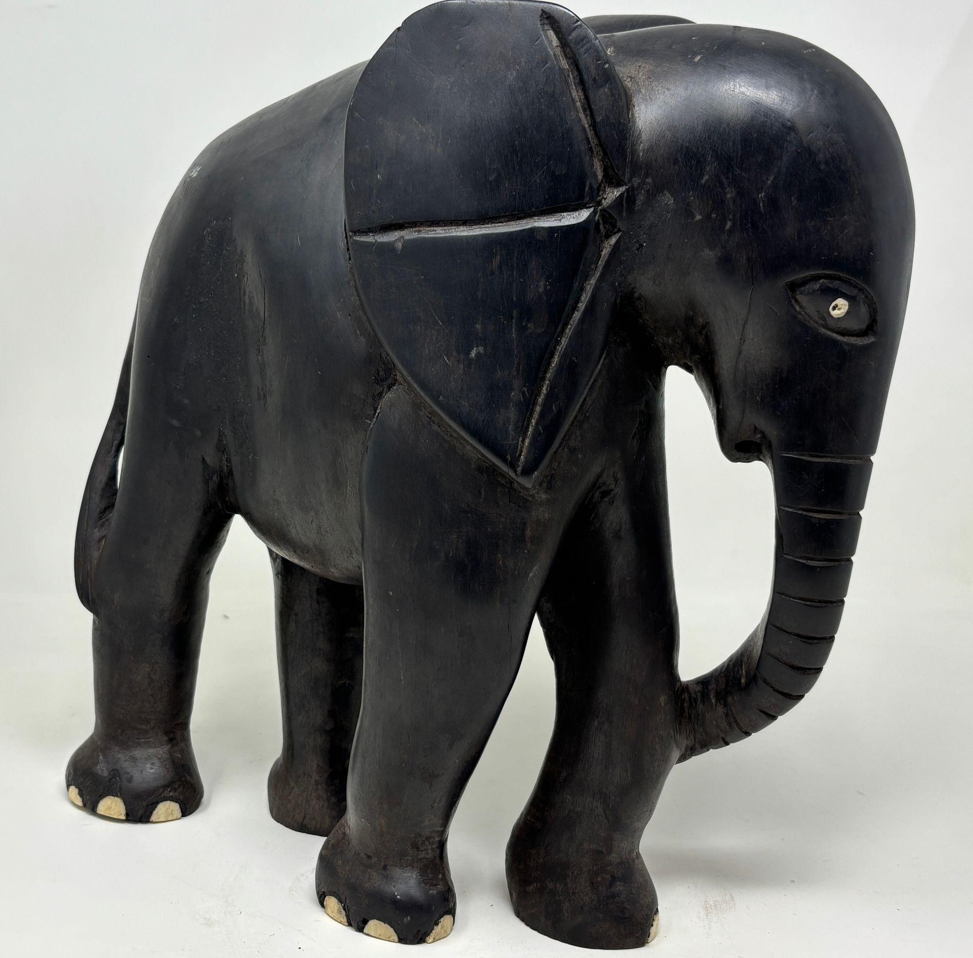 Keniano Elefante africano scolpito a mano in legno di ebano in vendita
