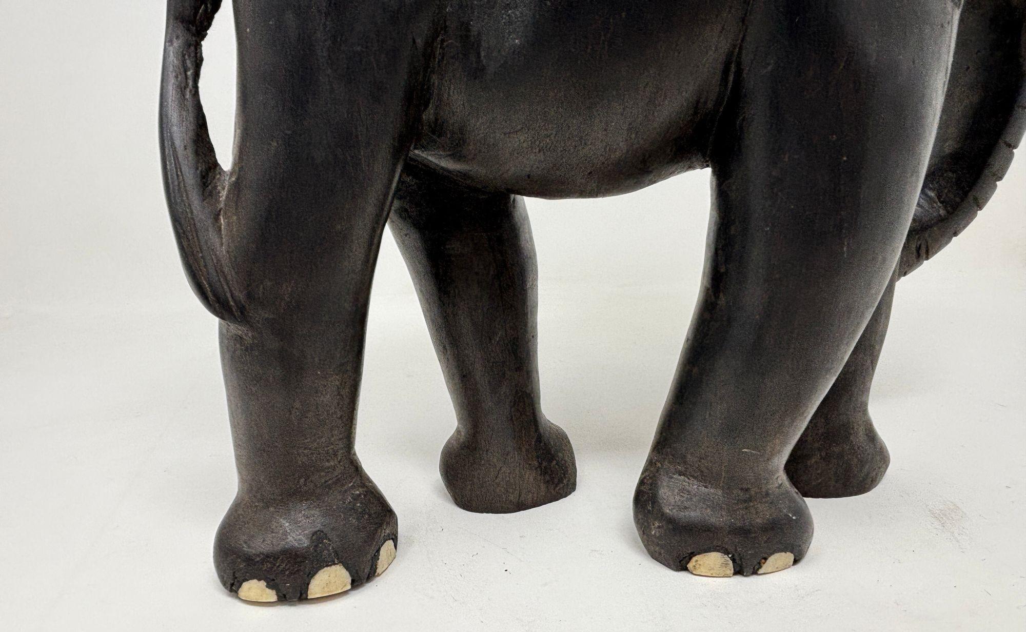 Elefante africano scolpito a mano in legno di ebano In condizioni buone in vendita a North Hollywood, CA