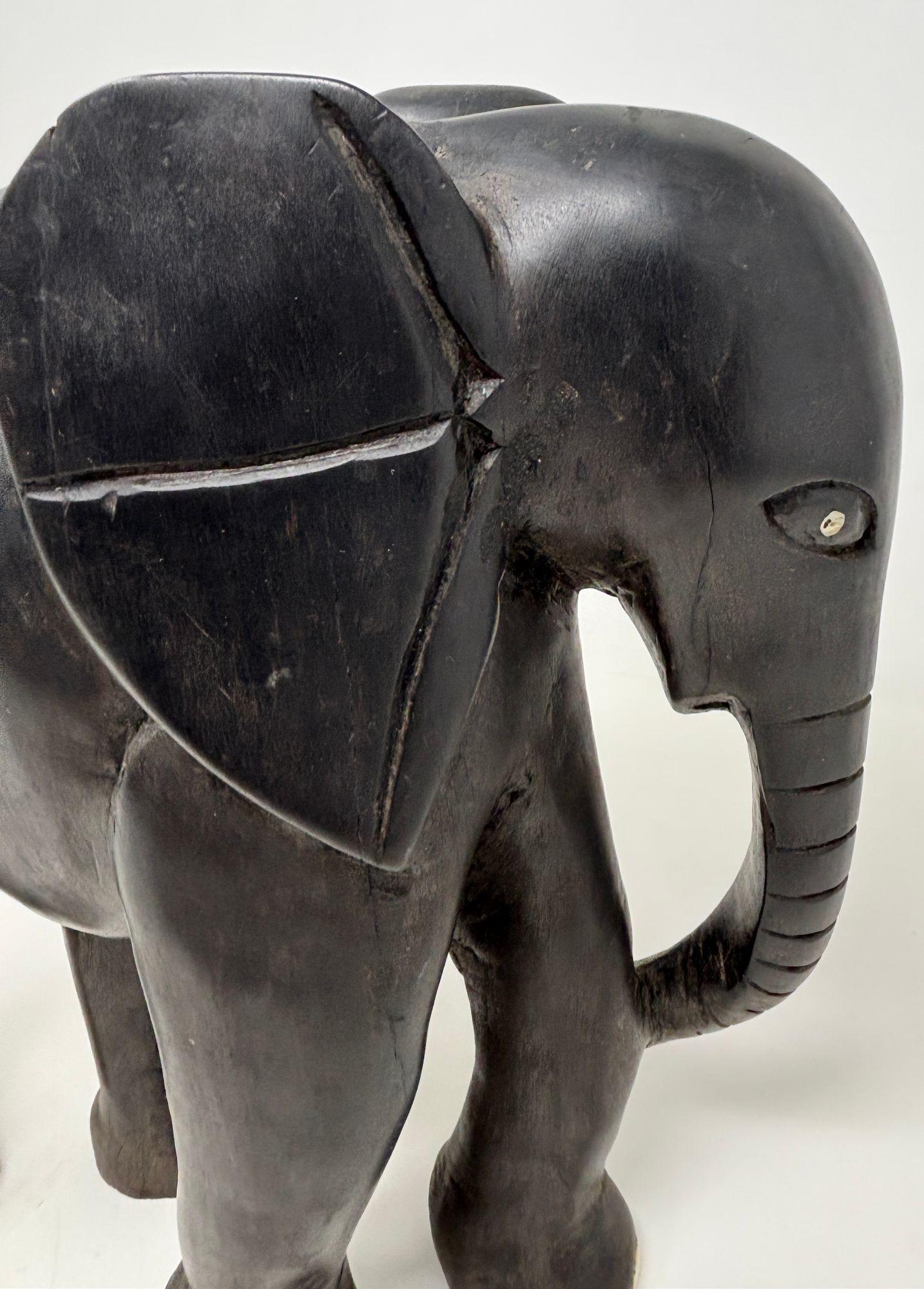 Metà XX secolo Elefante africano scolpito a mano in legno di ebano in vendita