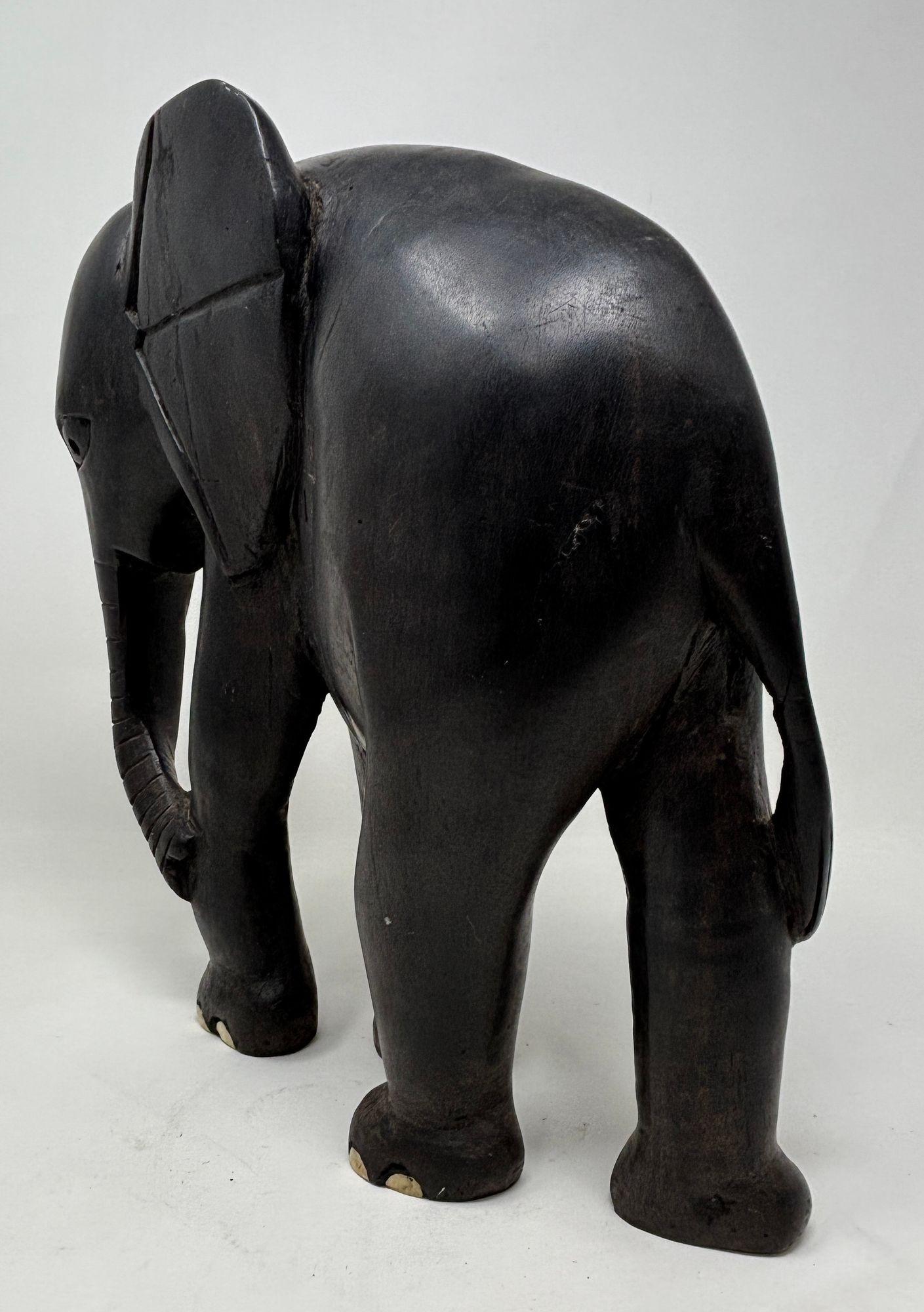 Elefante africano scolpito a mano in legno di ebano in vendita 1